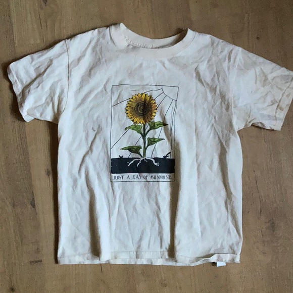 Adorable urban outfitters tee - Picture 2 of 3